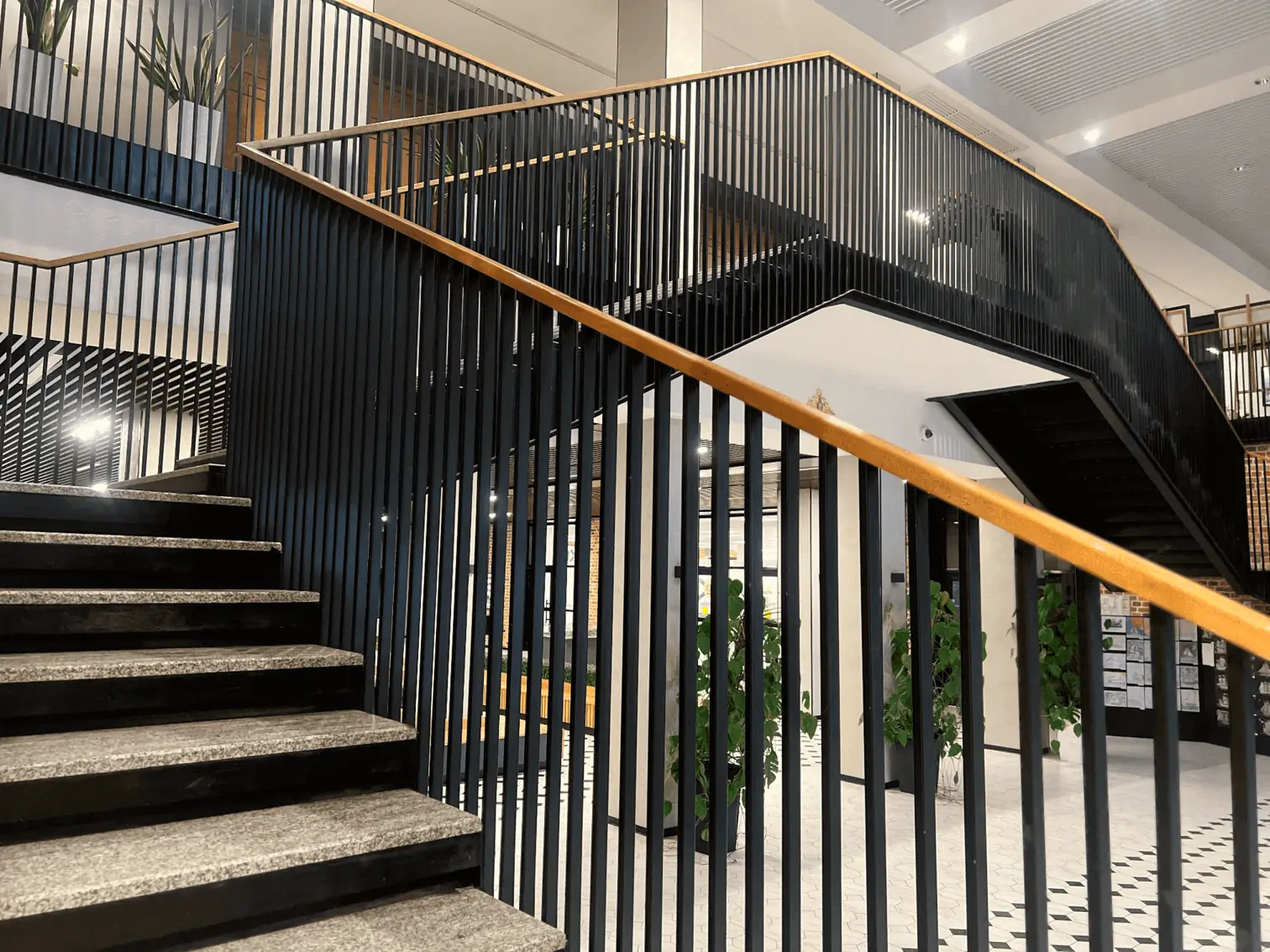 Ограждение лестницы из черного металла