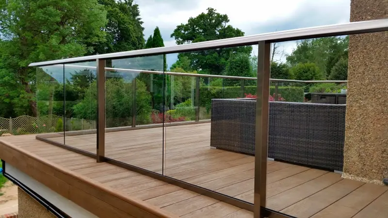 Балконные ограждения из стекла для частного дома cover