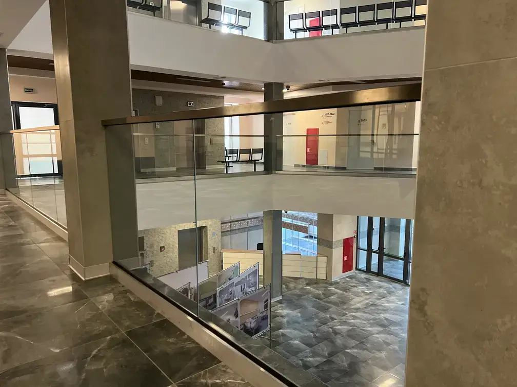 Балконные ограждения из стекла