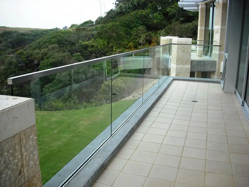 Балконные ограждения из стекла