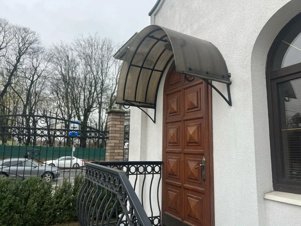 Козырьки из черного металла и стекла