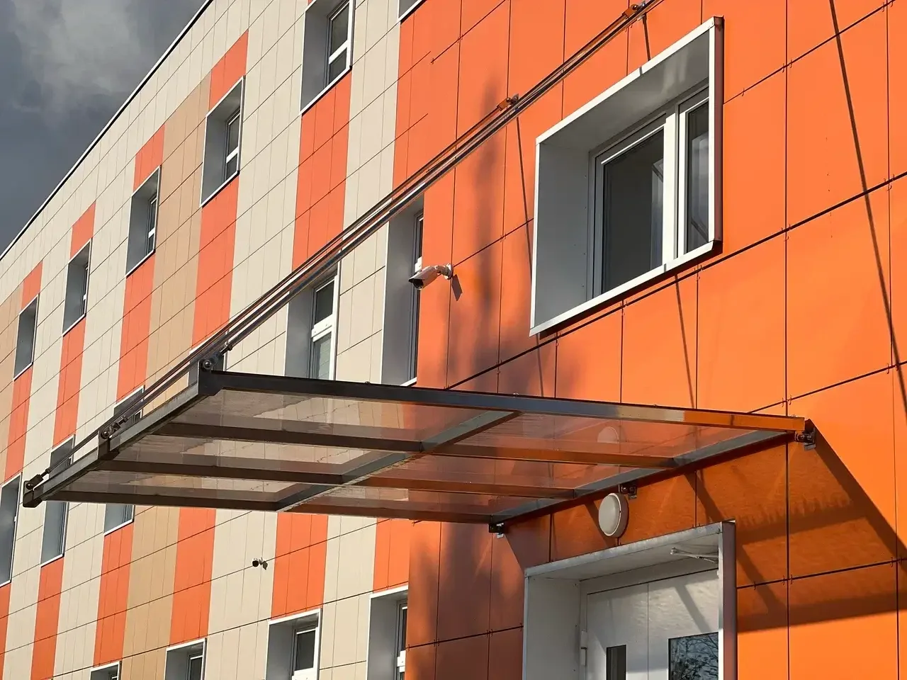 Козырьки из нержавеющей стали и стекла