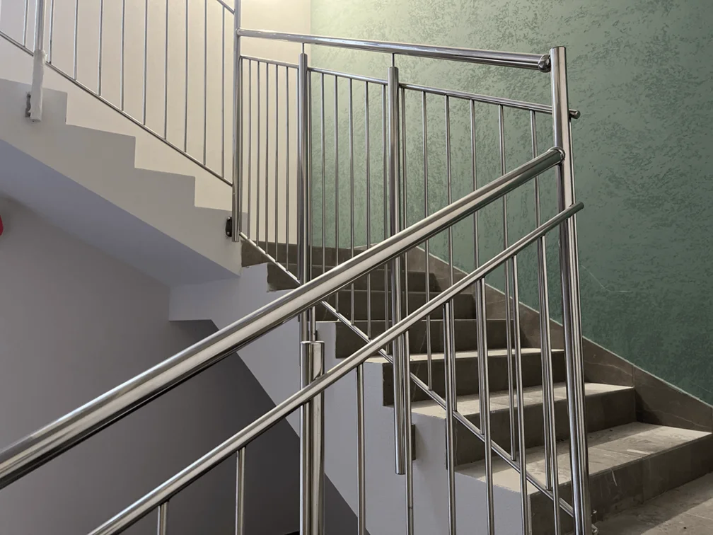 Лестничные ограждения для жилых комплексов и многоквартирных домов — cover