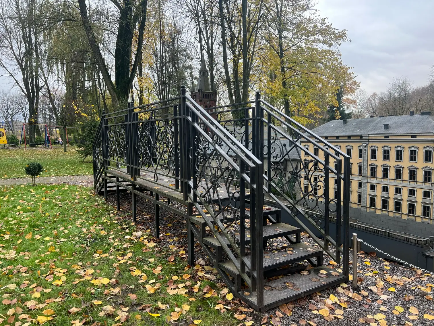 Лестничные ограждения из черного металла — gallery 2