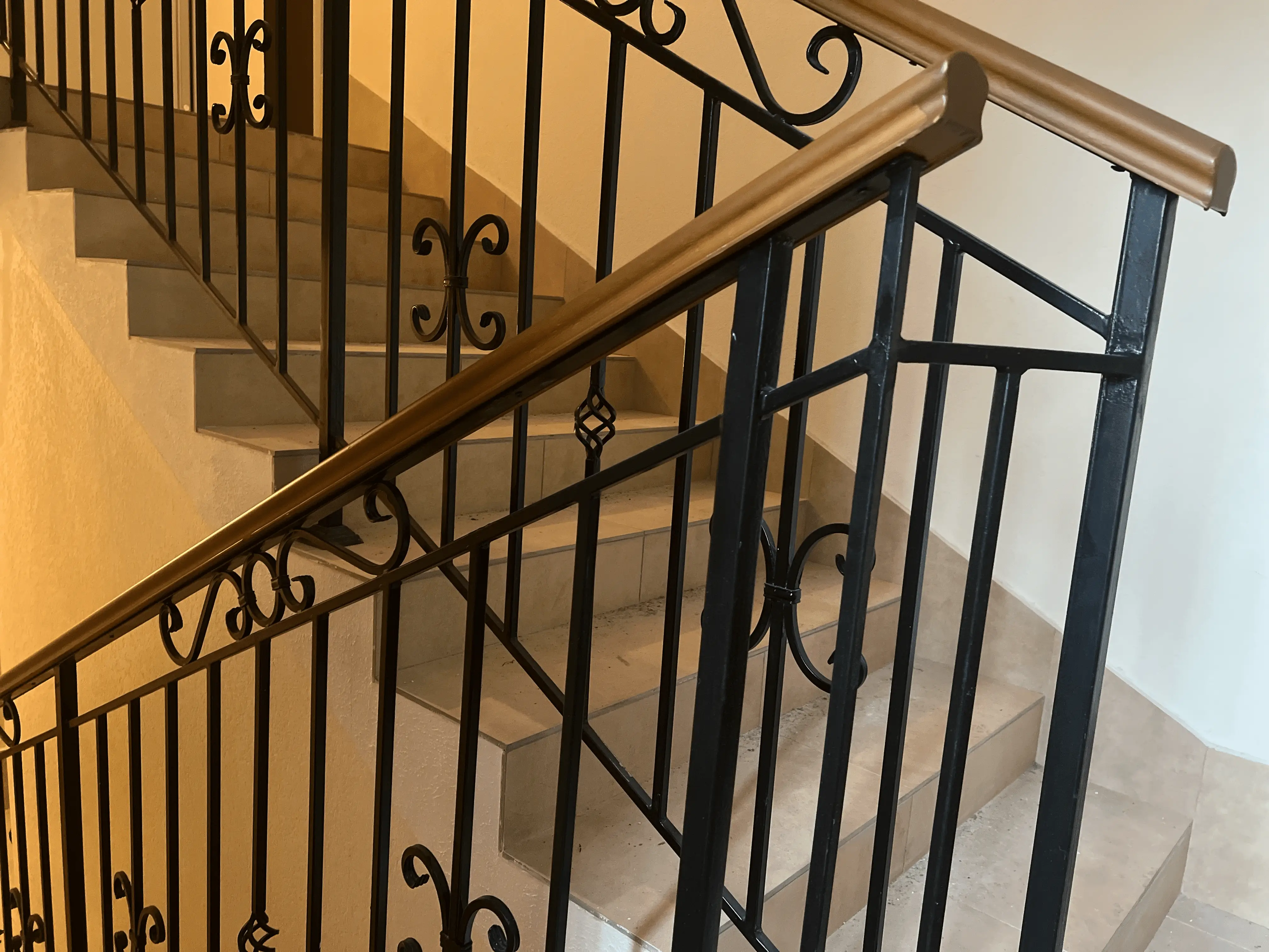 Лестничные ограждения из черного металла — gallery 3