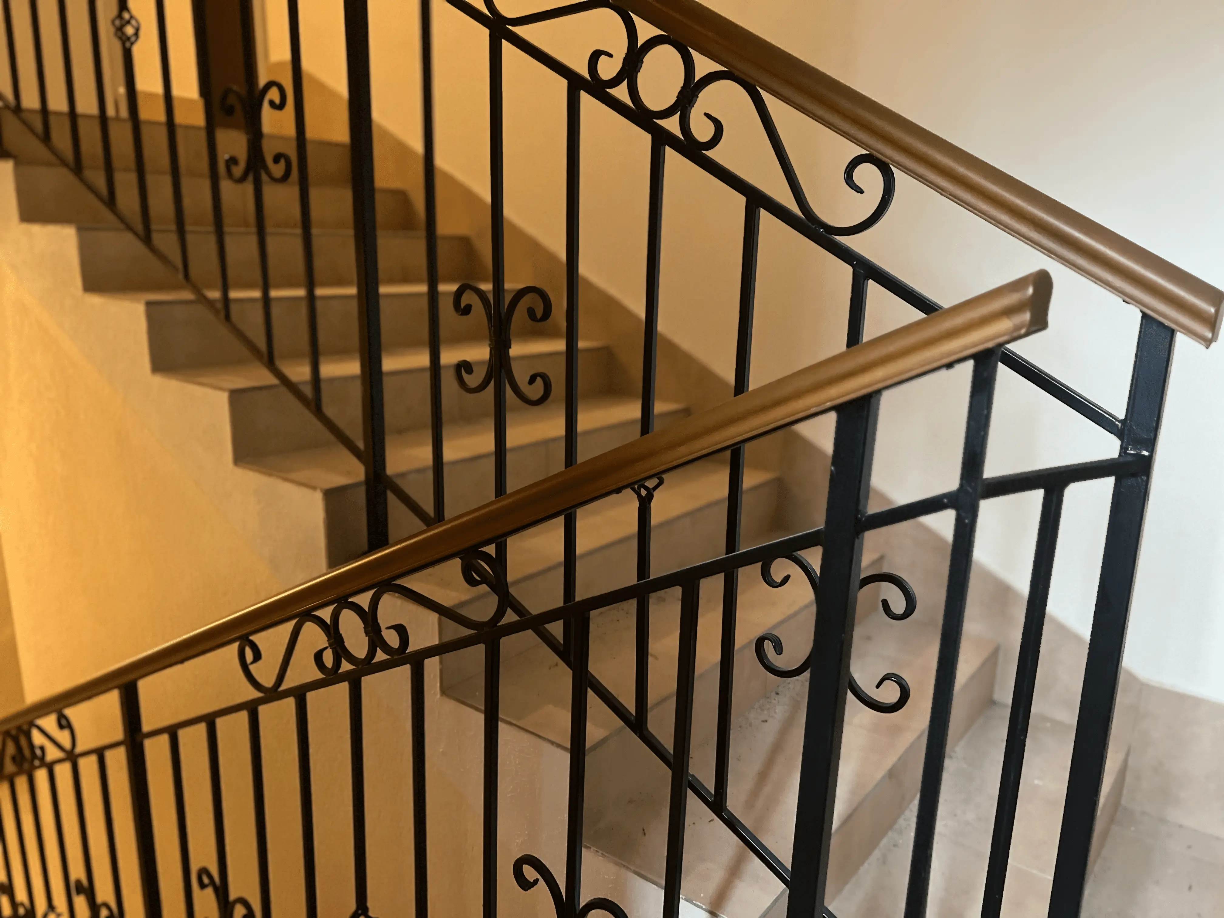 Лестничные ограждения из черного металла — gallery 5