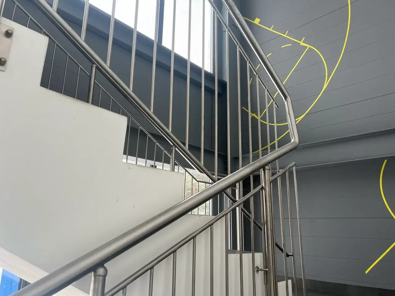 Лестничные ограждения из нержавеющей стали — cover