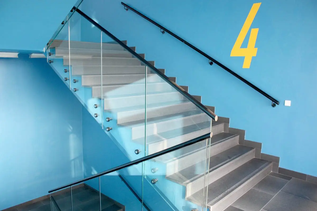 Лестничные ограждения из стекла для жилых комплексов и многоквартирных домов cover