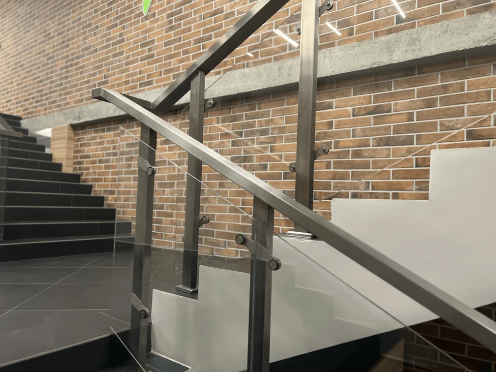Лестничные ограждения из стекла — cover