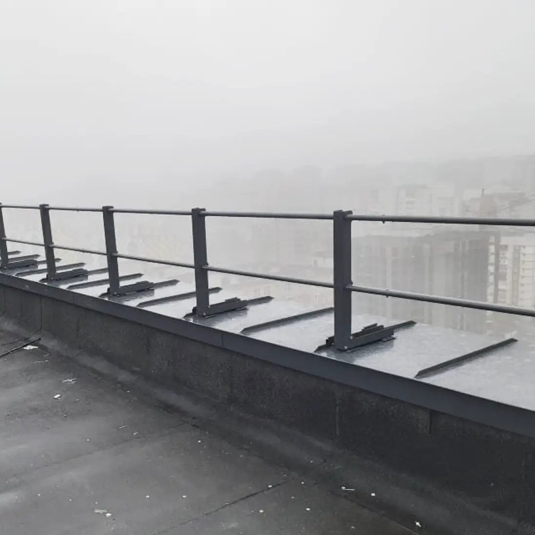 Ограждения кровли из черного металла