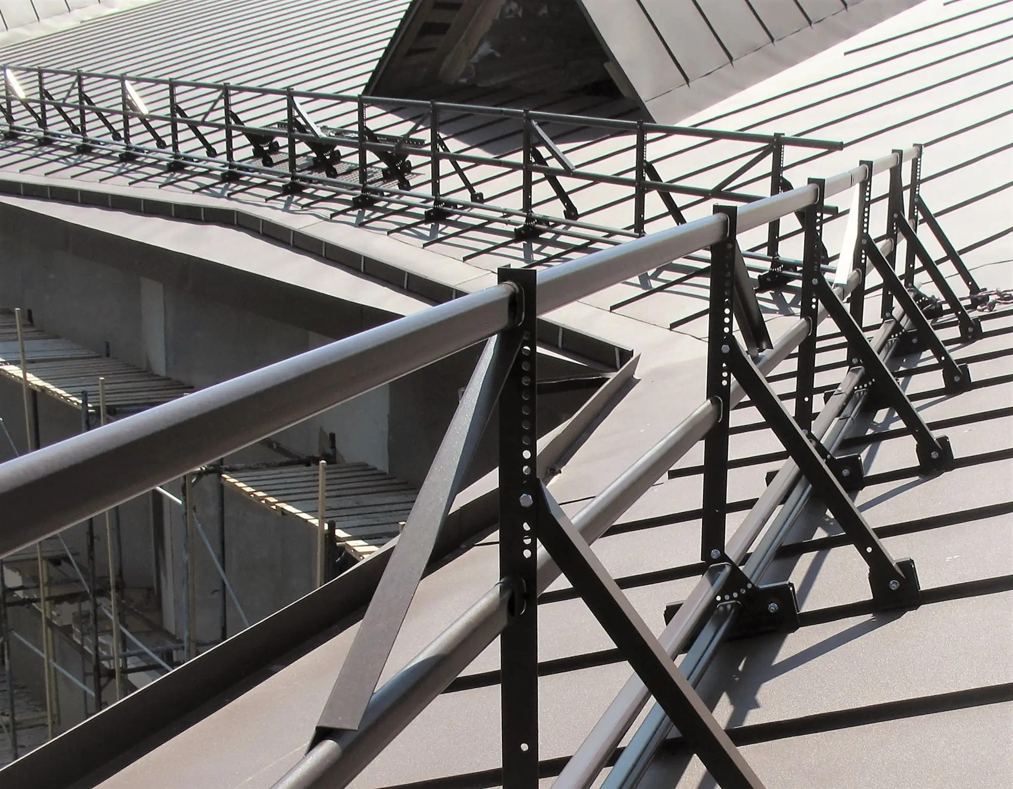 Ограждения кровли из черного металла