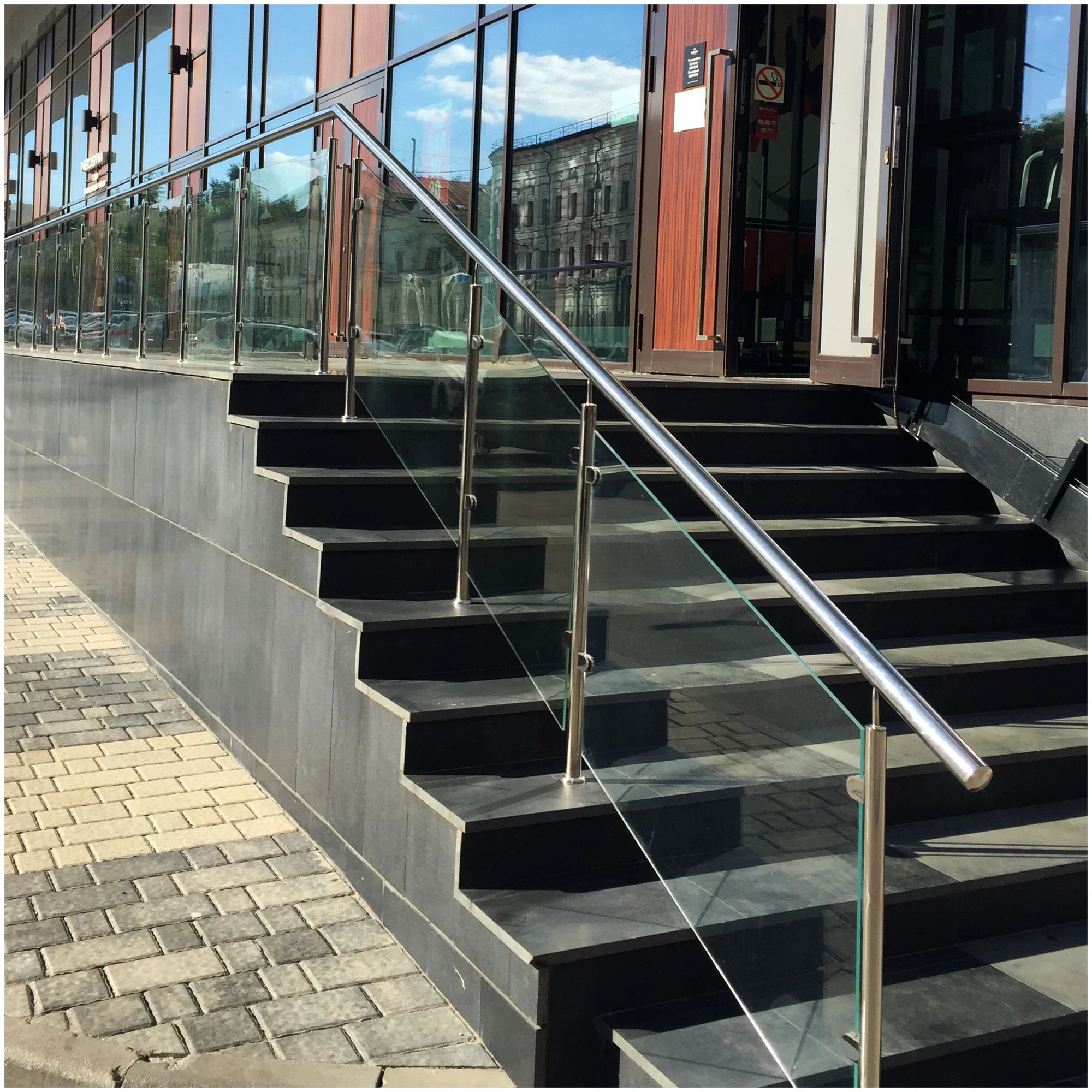 Ограждения входной группы из стекла cover